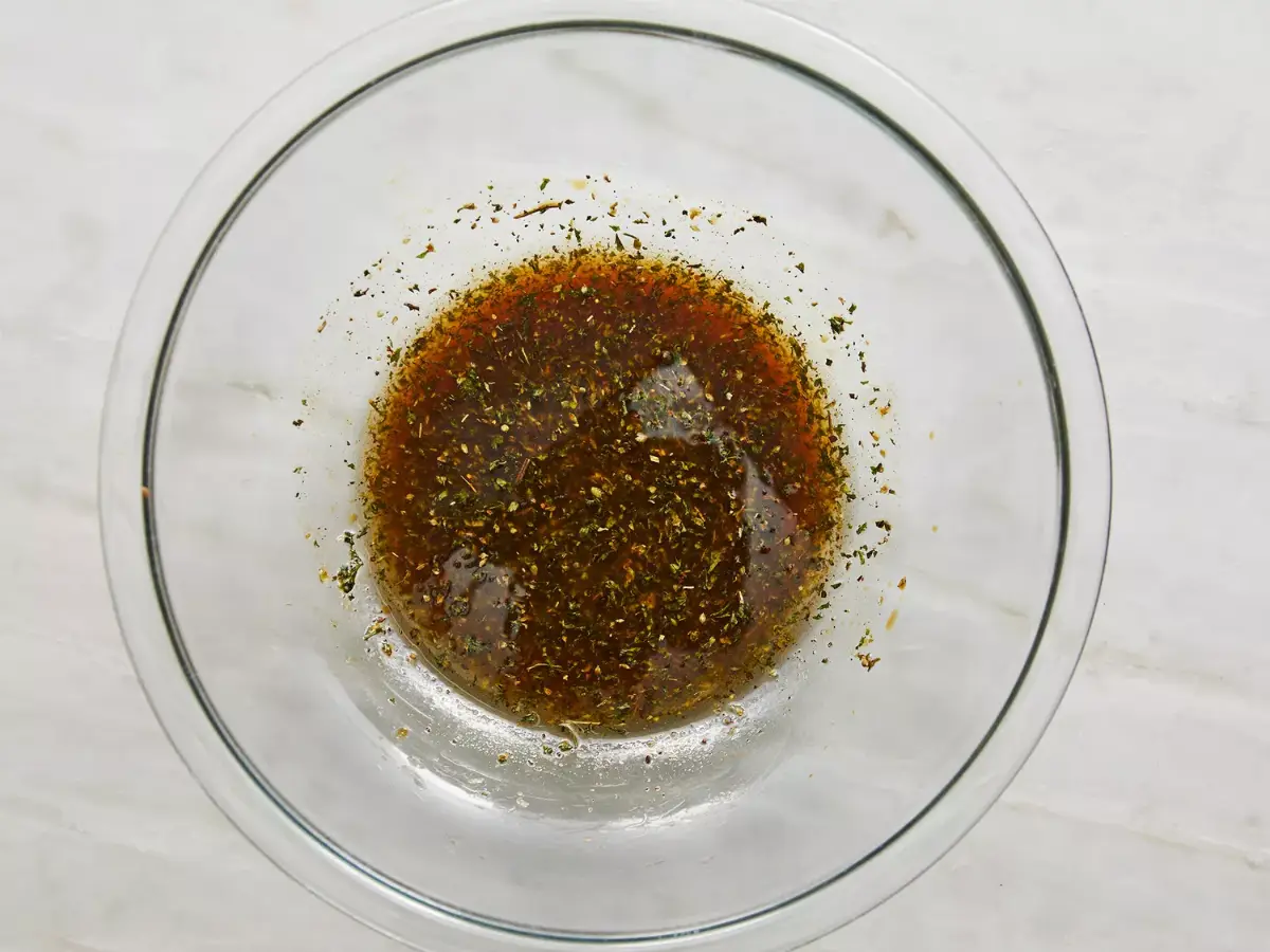 Marinade pour poulet grillé – étape 2 : fouetter vinaigre, sauce soja, huile & herbes