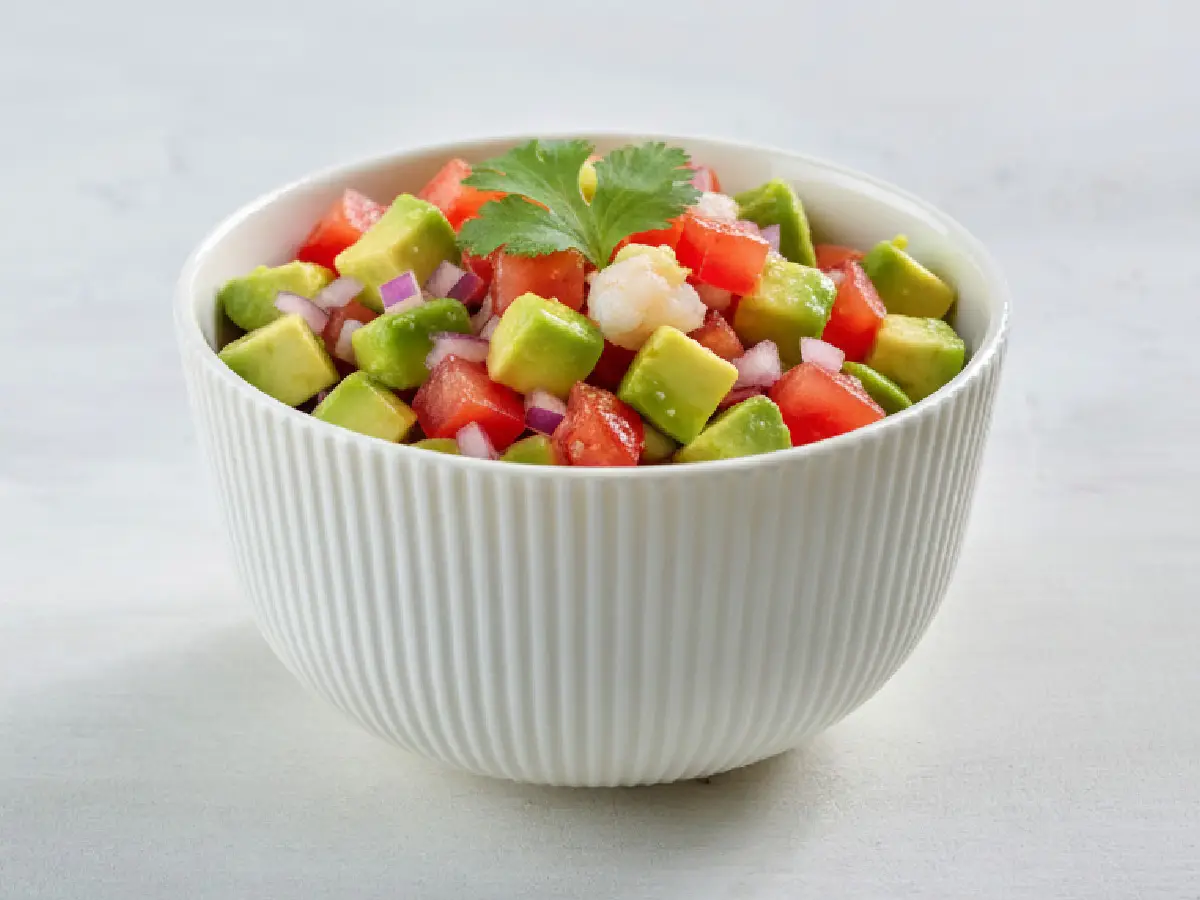 salade kényane kachumbari aux tomates, oignon, concombre et avocat