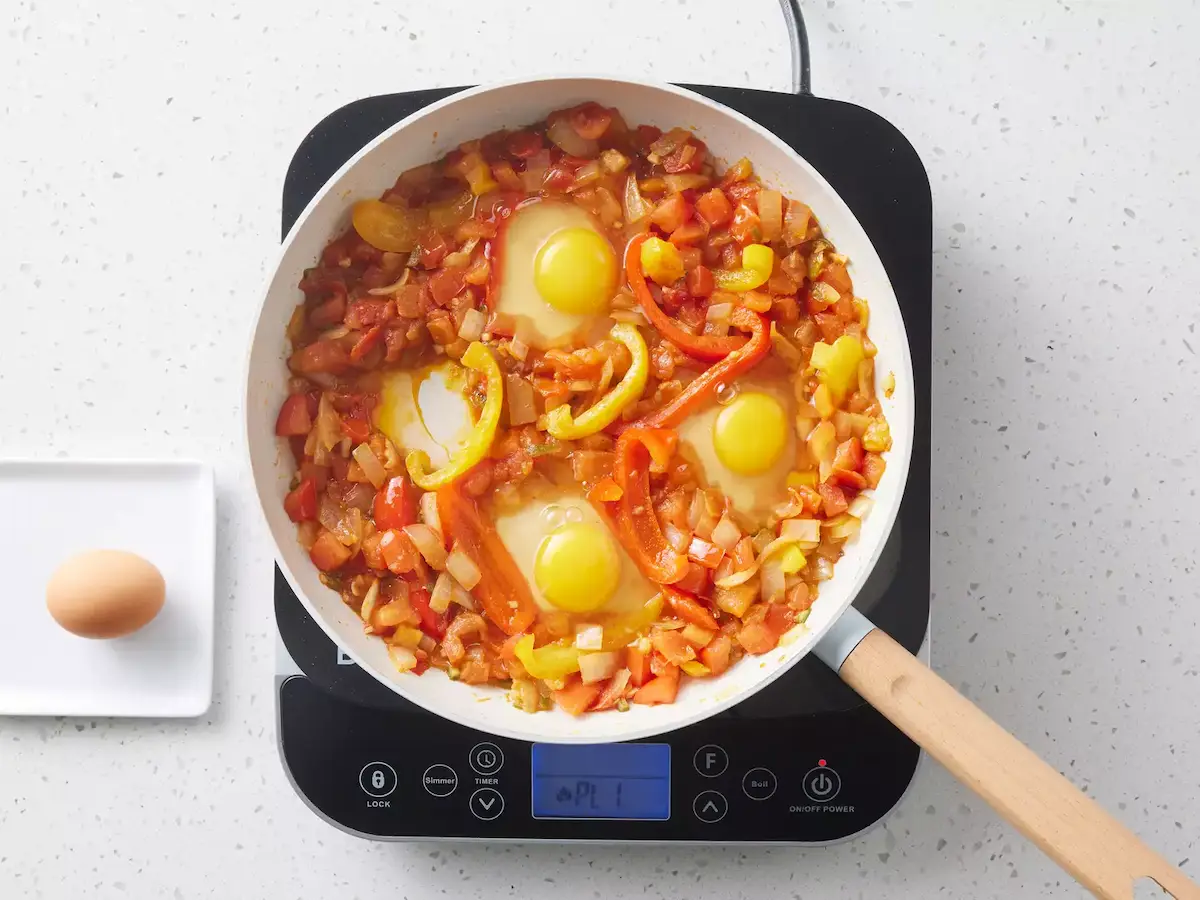 œufs cassés dans la sauce