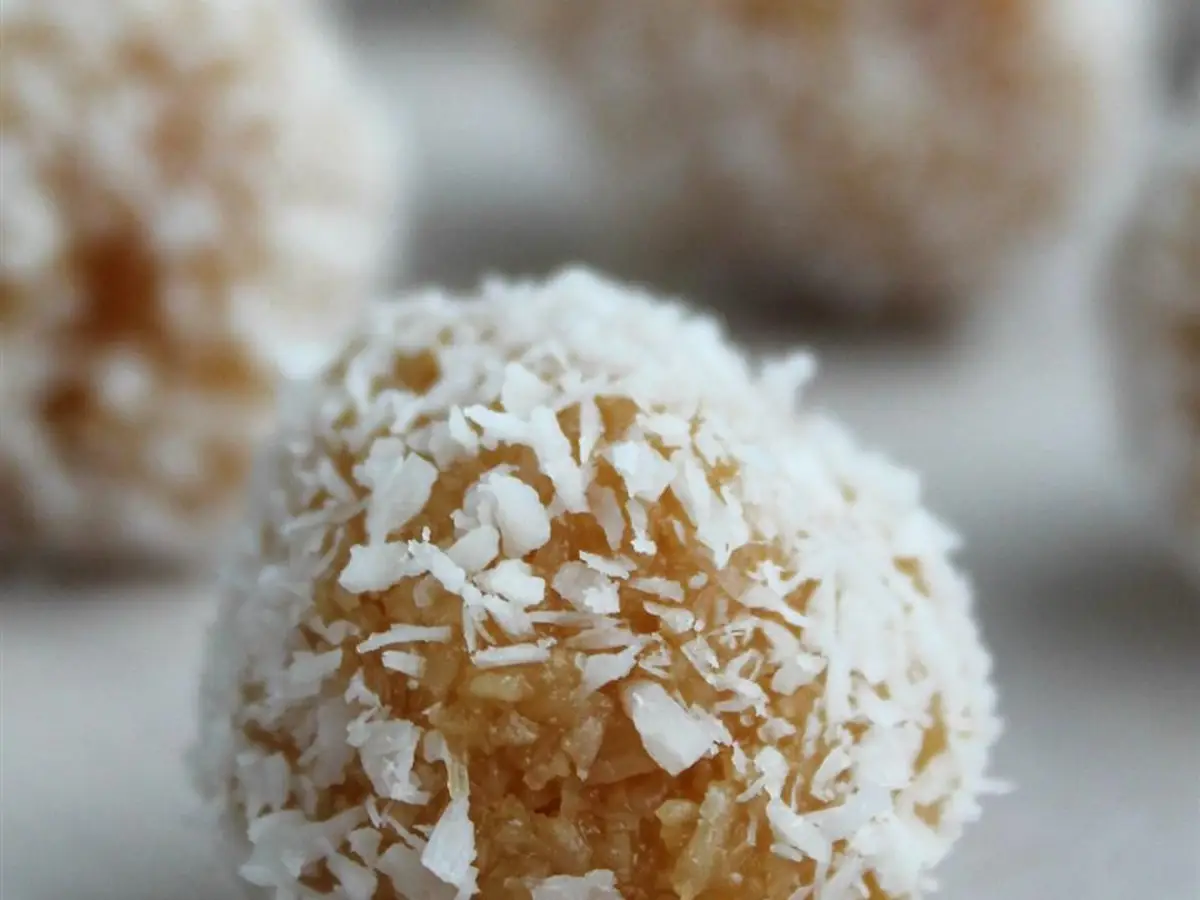 qumbe – bonbons est africains à la noix de coco, roulés en boules