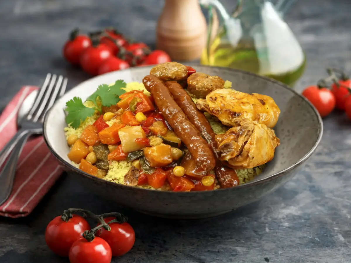 couscous royal – ragoût poulet merguez, légumes & pois chiches sur couscous