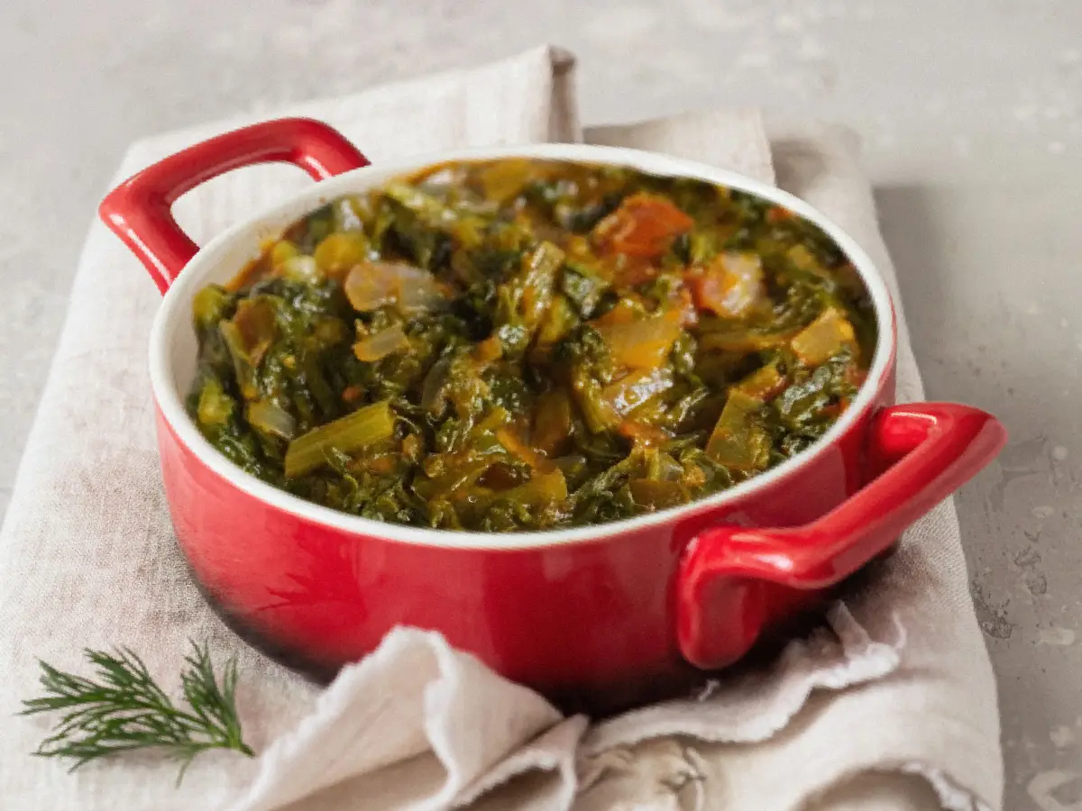 gomen wat – collards à l’éthiopienne, oignon & poivron