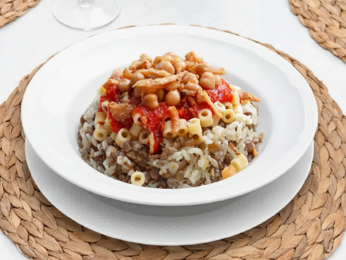 koshary – riz, pâtes et lentilles à la sauce tomate, pois chiches et oignons frits