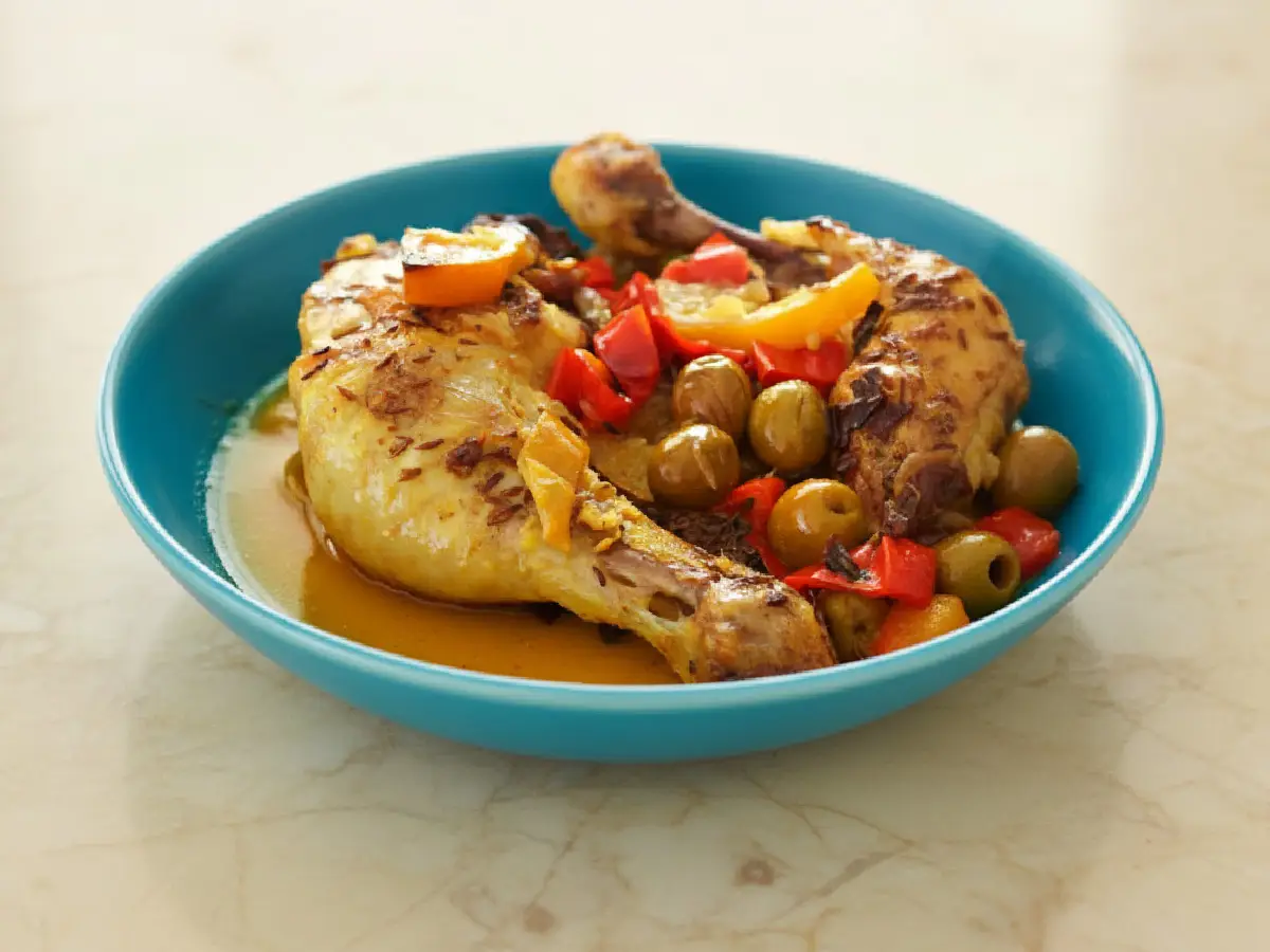 poulet marocain au safran et citron confit – cuisses braisées aux olives et artichauts