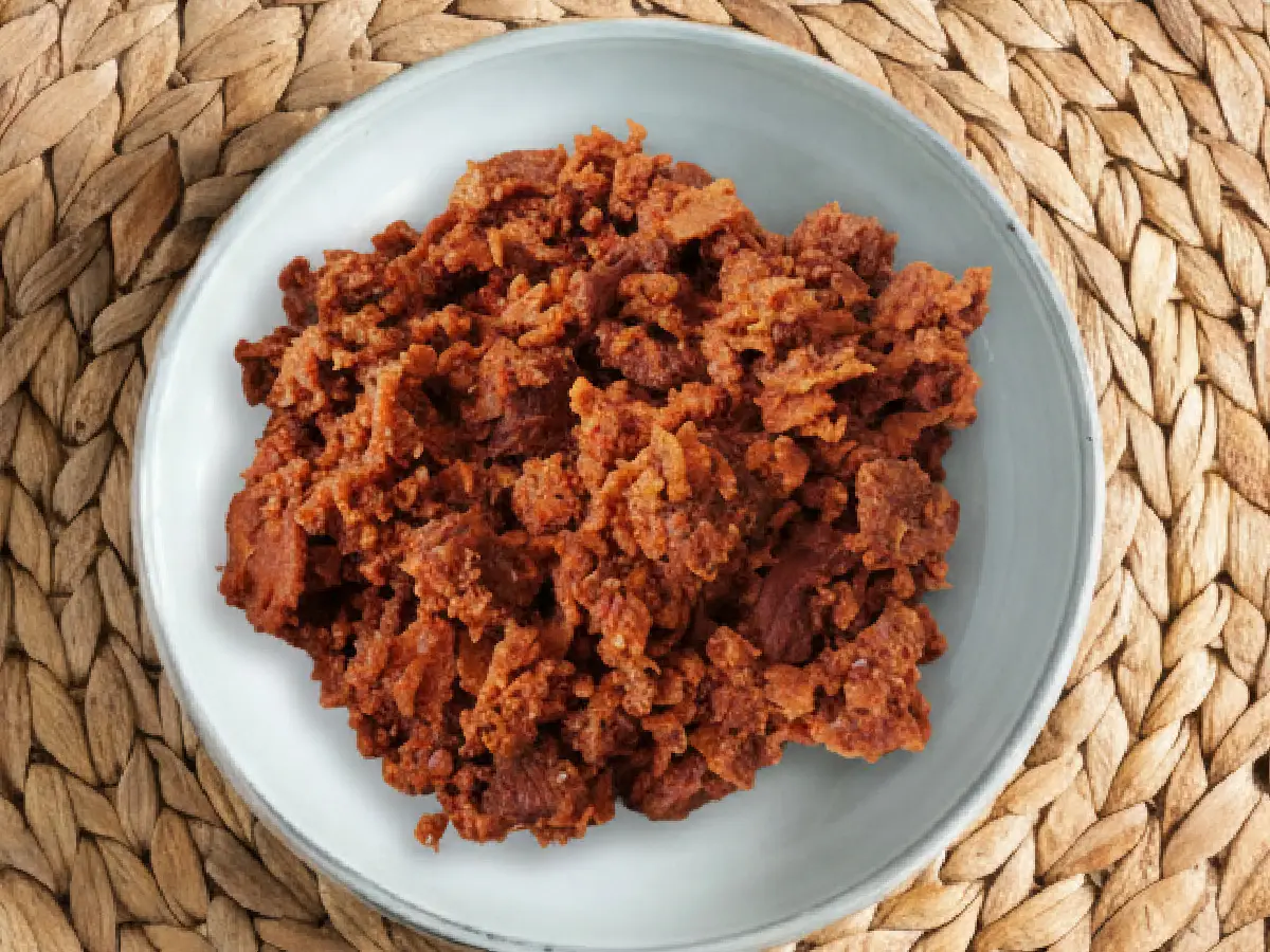 quanta firfir – firfir éthiopien au bœuf séché et berbere, servi sur injera