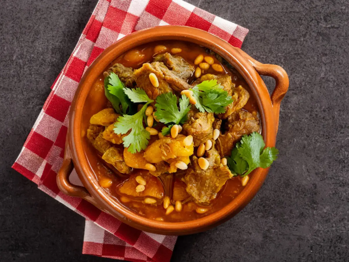 ragoût d’agneau marocain aux abricots – sauce aux épices, pignons et coriandre