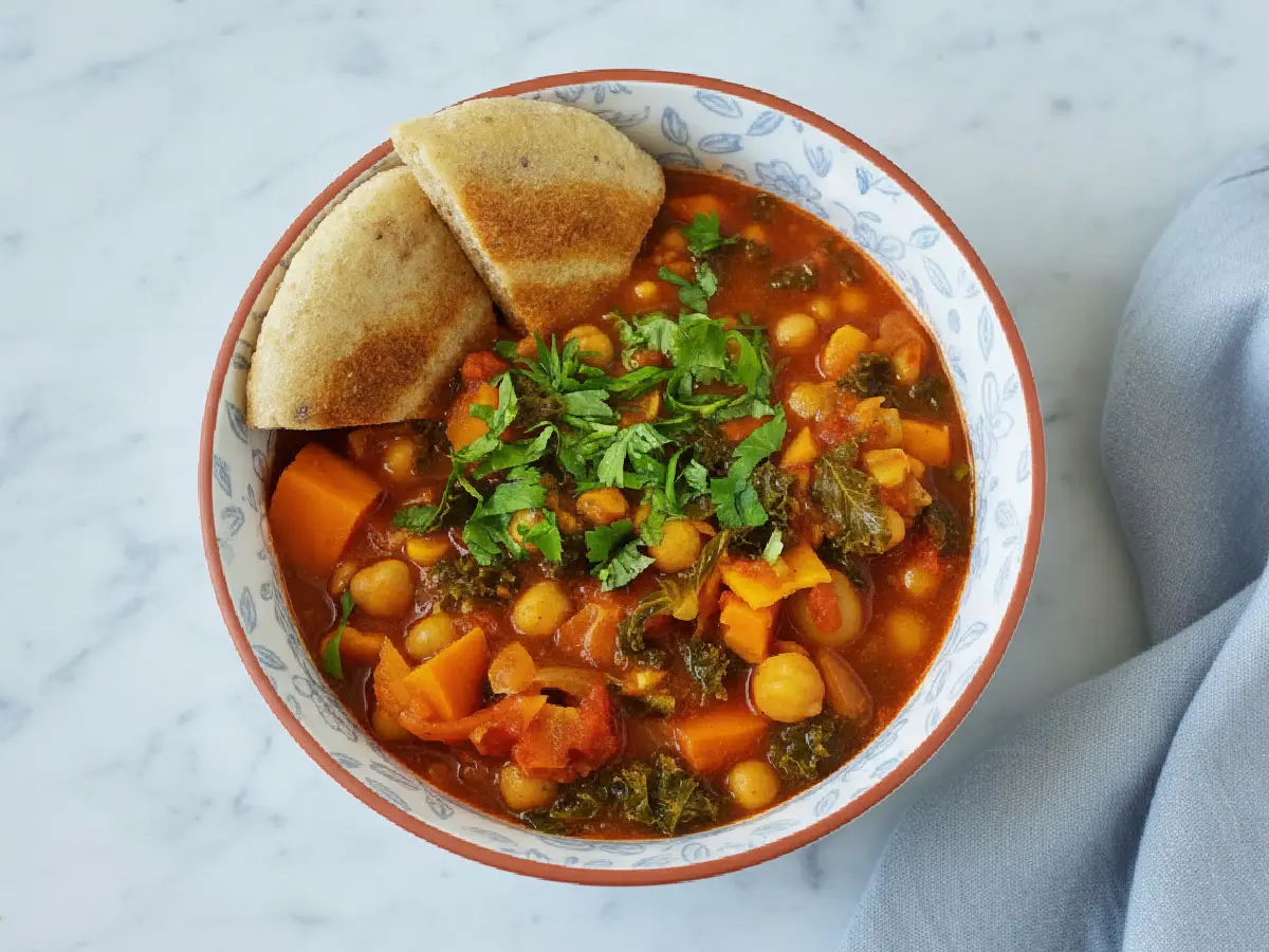ragoût de pois chiches marocain – kale, pommes de terre & coriandre