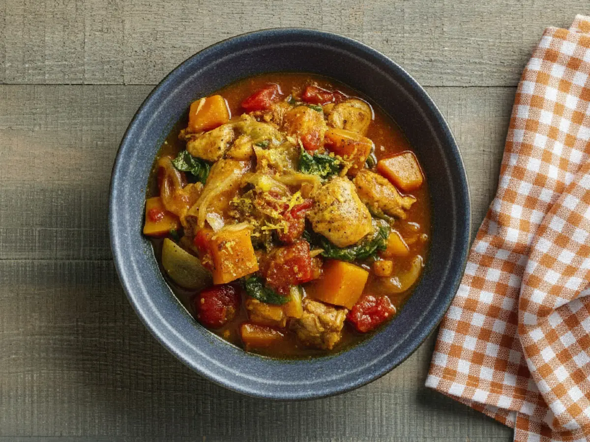 tajine de poulet Instant Pot à la courge et aux épinards, servi en bol