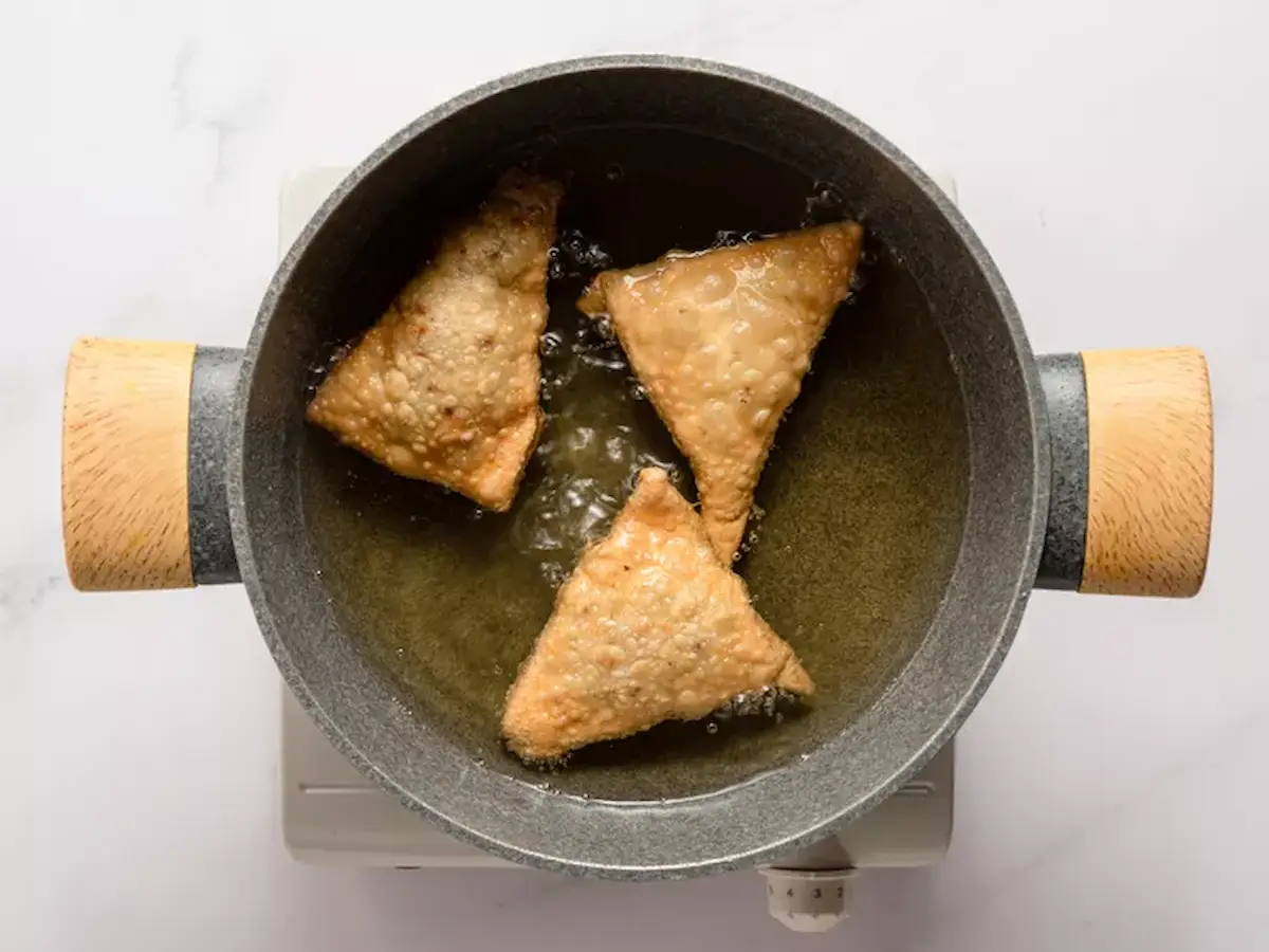sambusa – friture dans l’huile chaude