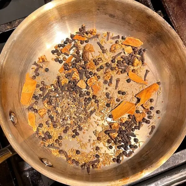 Faire griller à sec toutes les épices 3 à 5 min à feu moyen en remuant