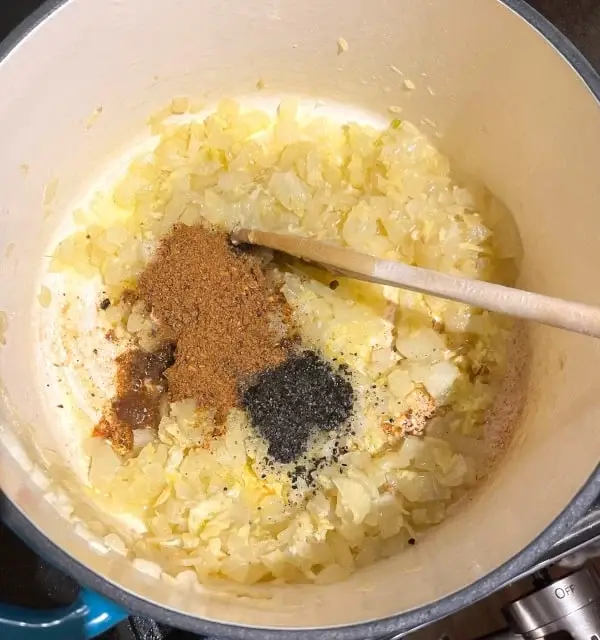 3. Ajouter 1 c. bombée de berbere et les graines de nigelle concassées