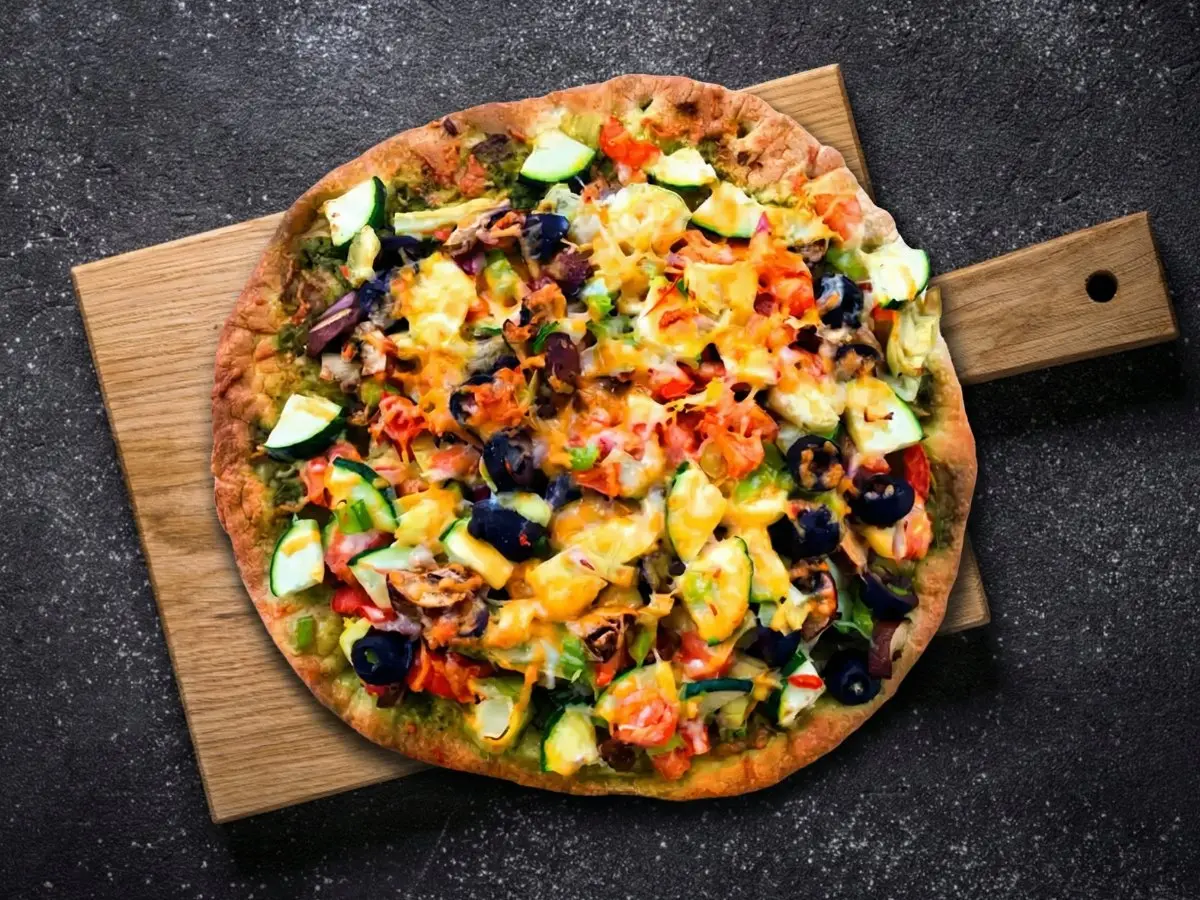 pizza au pesto avec feta, tomates et artichauts