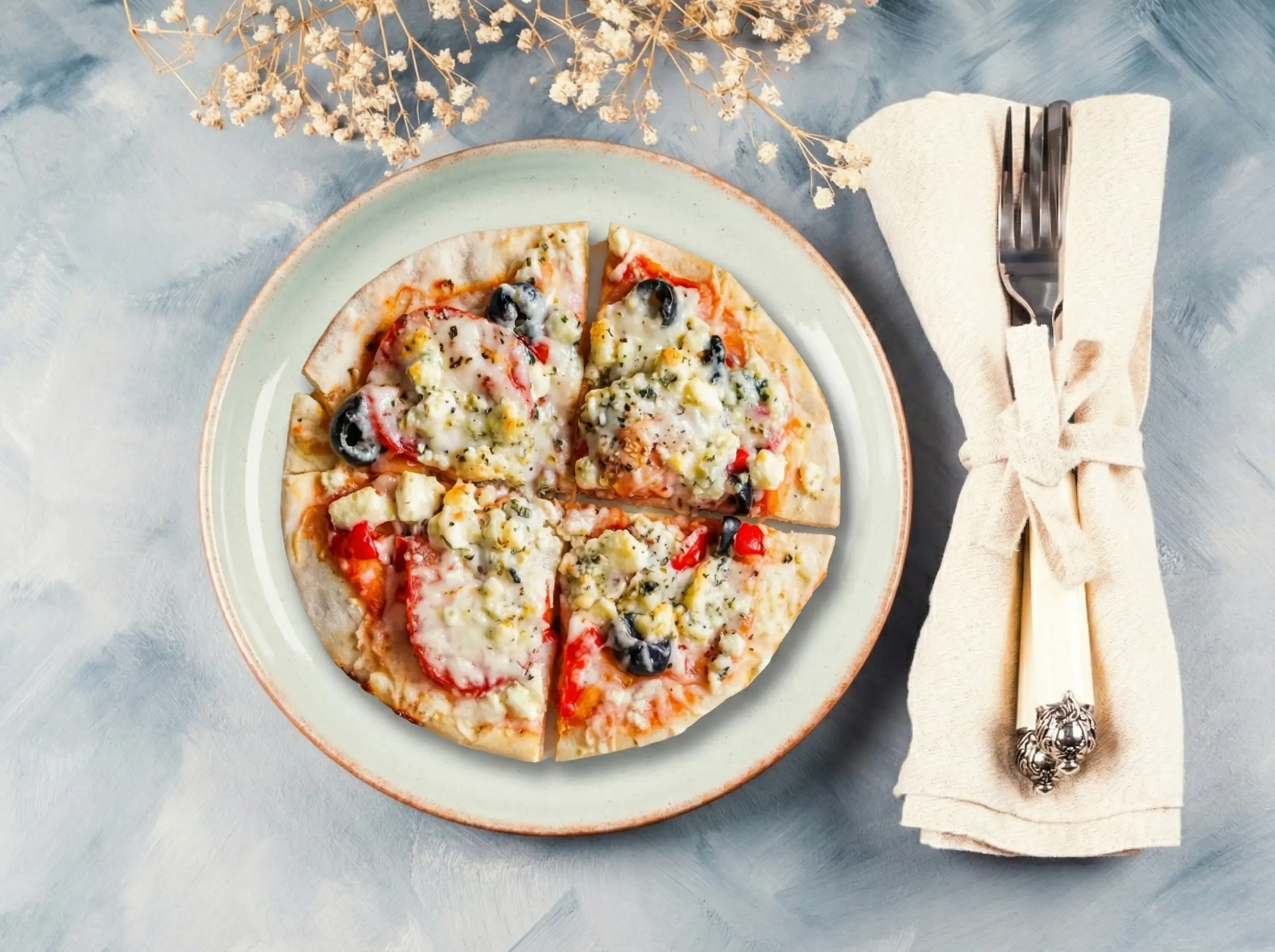 pizza sur pita – tomate, olives, mozzarella, fromage bleu