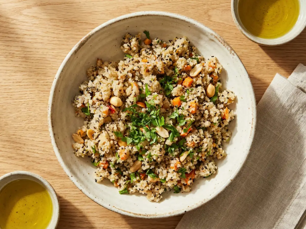 Attiéké, couscous de manioc sans gluten servi chaud avec légumes, arachides et sésame