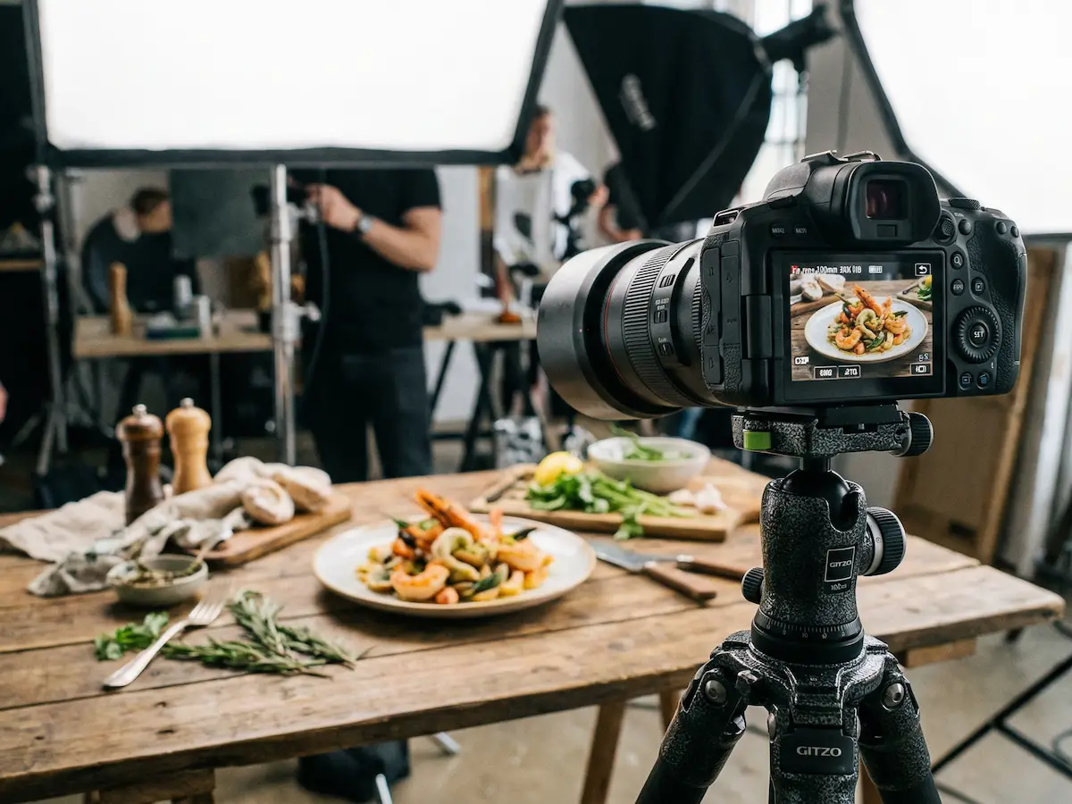 Aperçu des coulisses d'une séance de photographie culinaire dans notre studio, montrant la création de contenu original et authentique pour le site