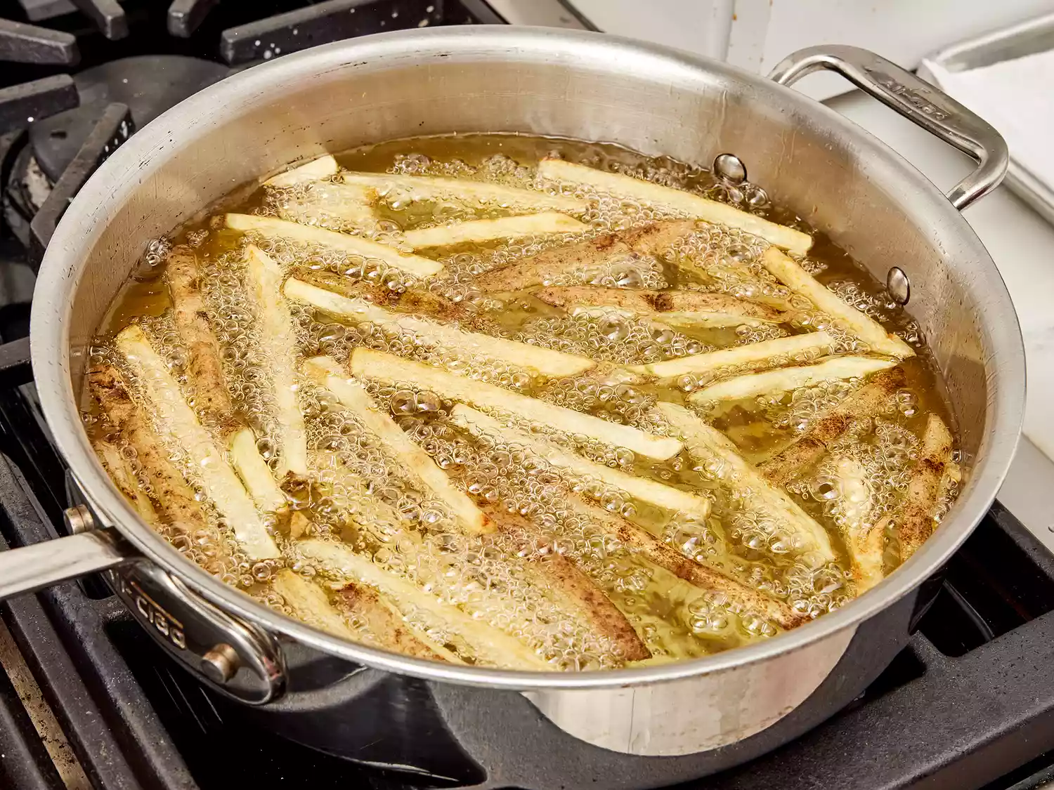 seconde friture, frites qui prennent une dorure plus soutenue