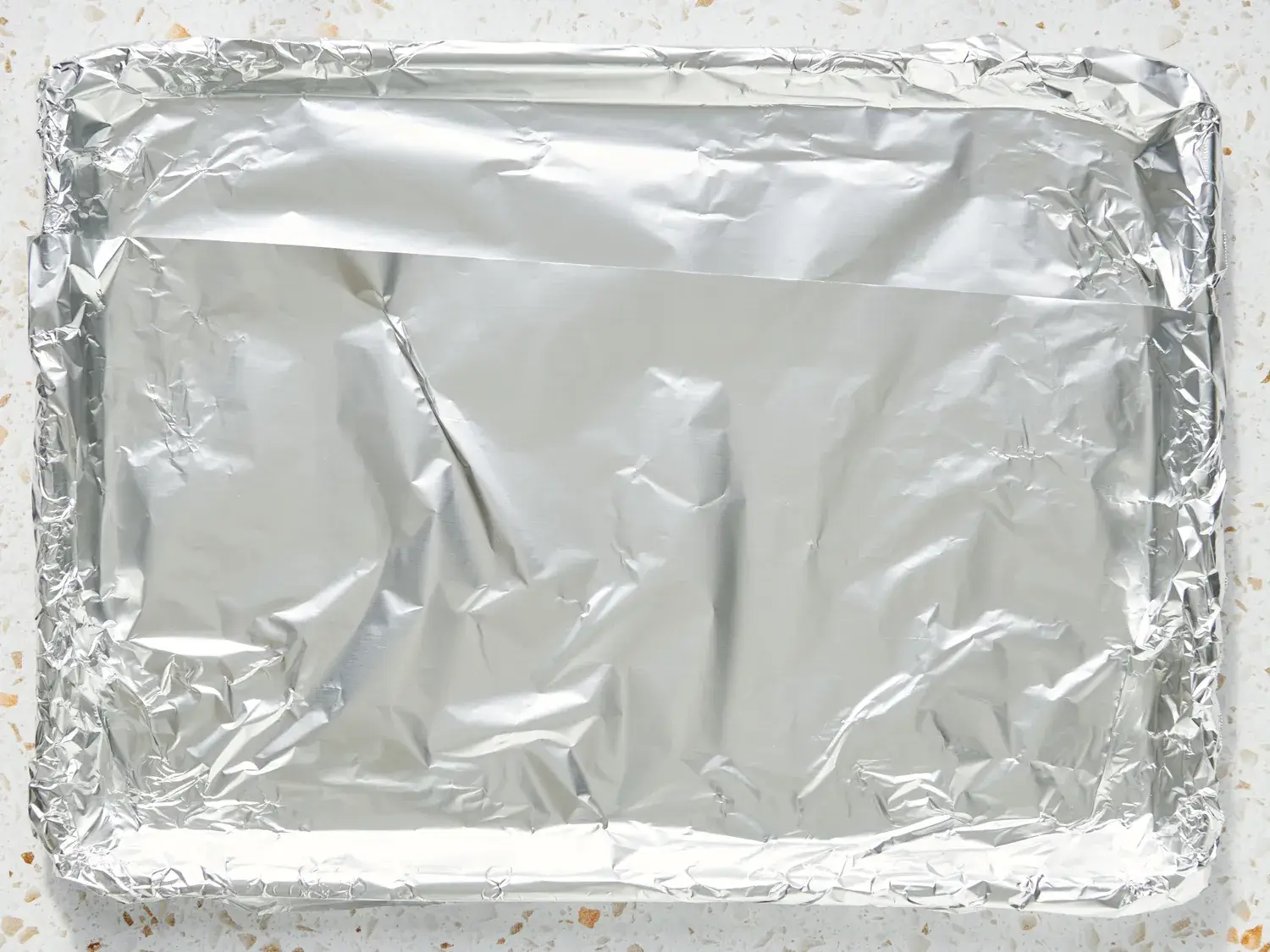 grande plaque chemisée prête à recevoir les frites au four