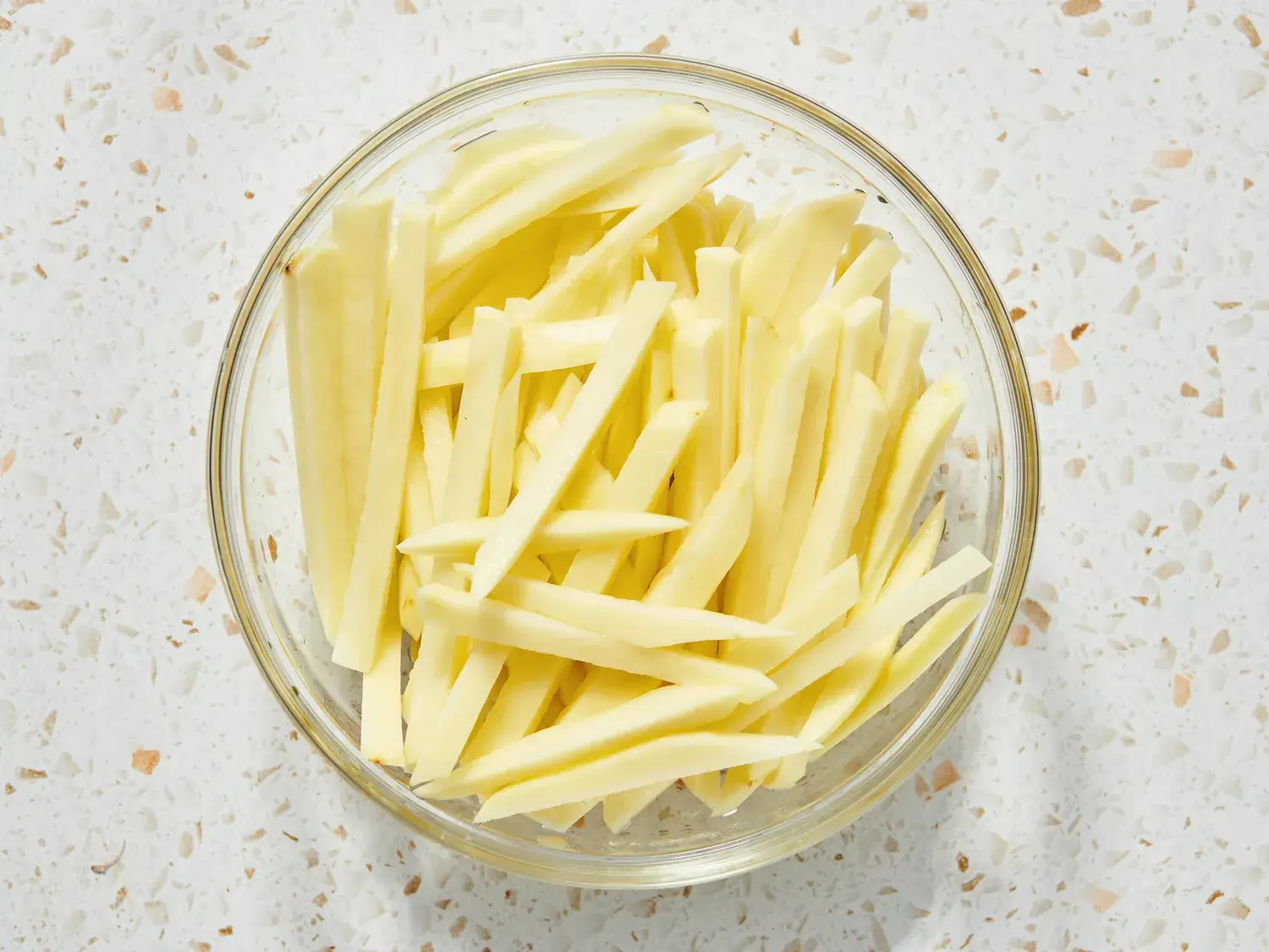frites égouttées remises dans un saladier après rinçage