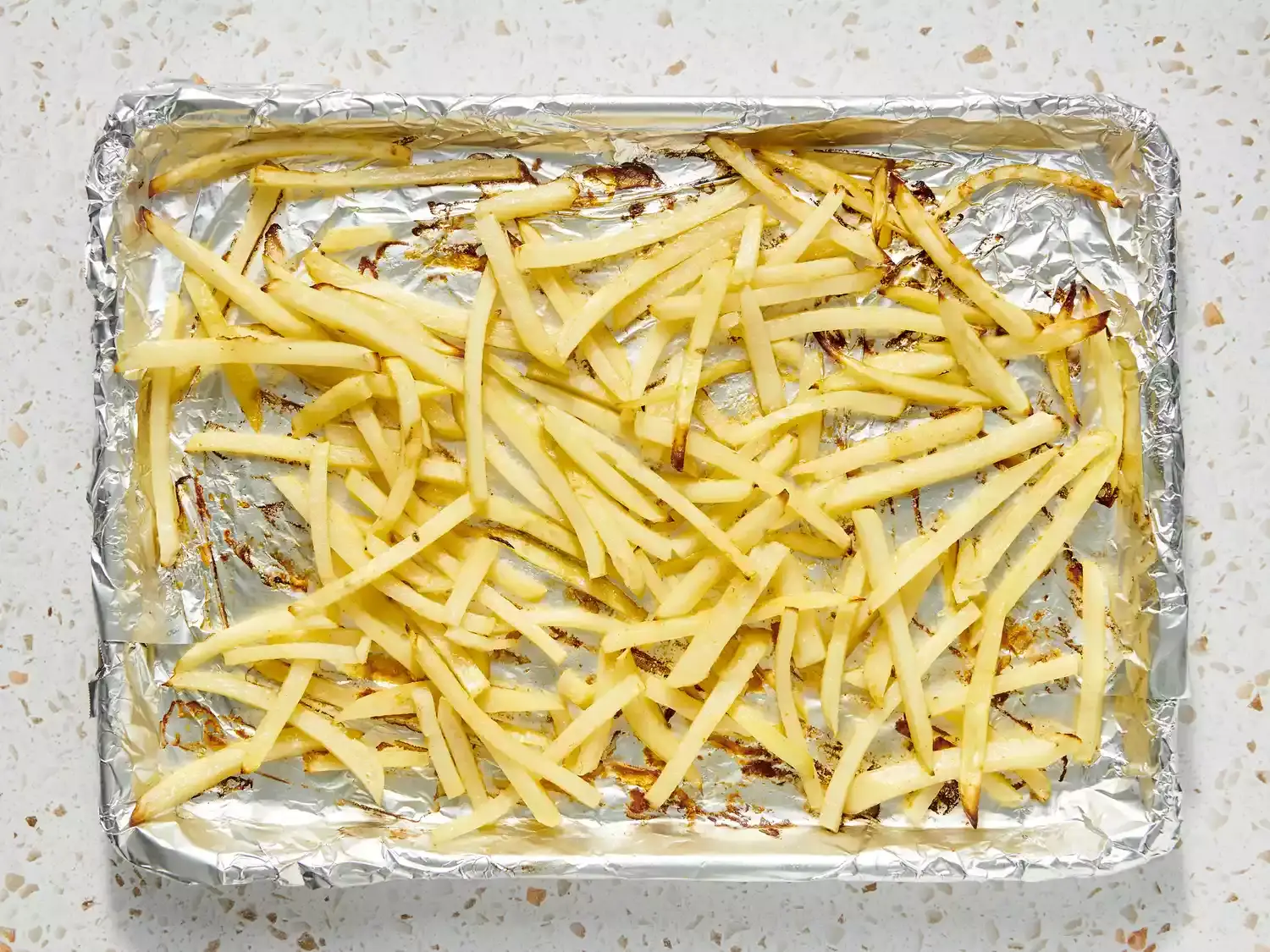 frites sriracha dorées sur plaque après cuisson au four