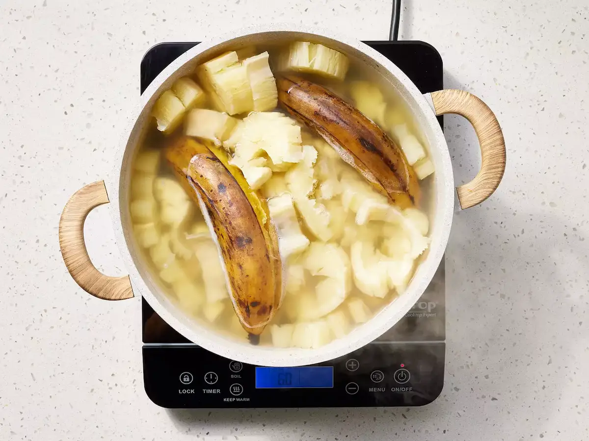 manioc et plantains cuits, encore chauds, prêts à être égouttés