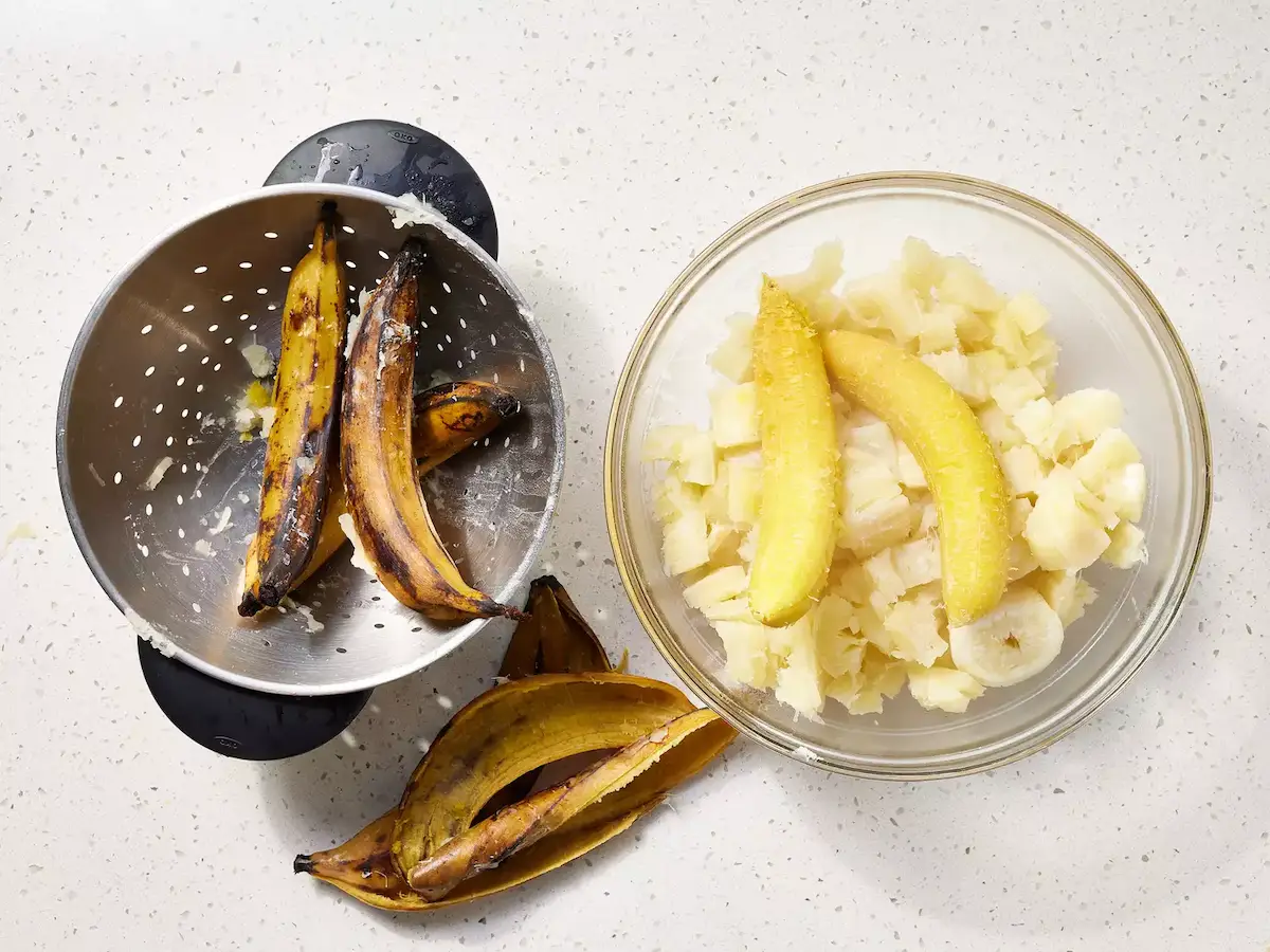 plantains égouttés puis pelés, chair déposée dans un bol avec le manioc