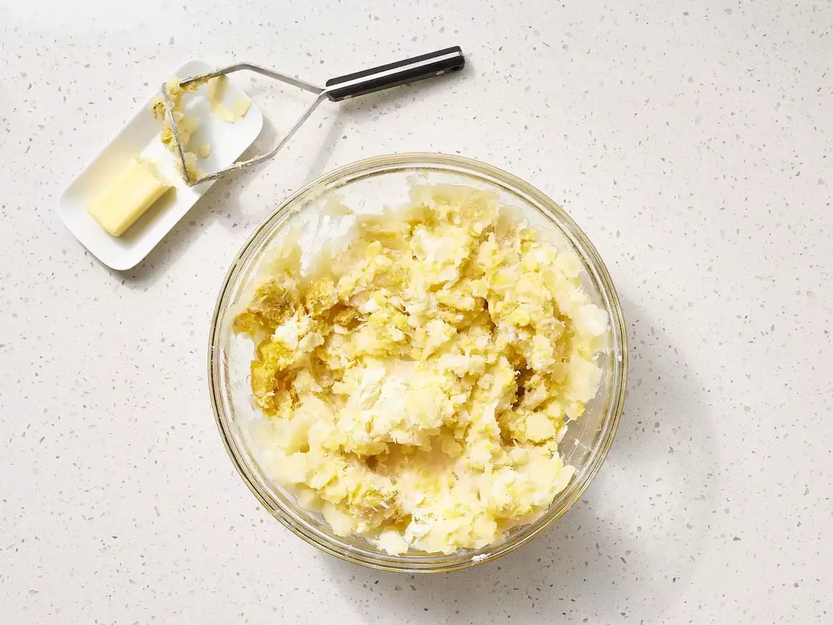 manioc et plantains écrasés avec le beurre, texture épaisse et brillante