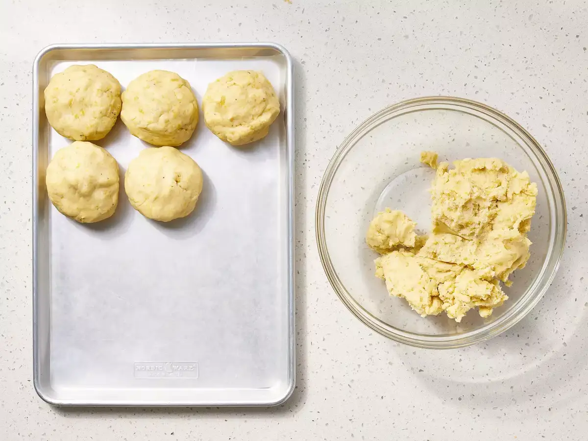 boules de fufu façonnées, surface lisse et régulière, prêtes à servir
