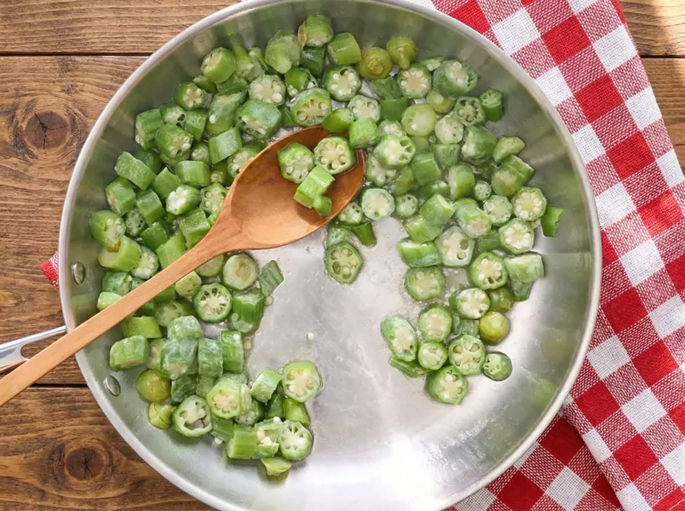 gombo (légume) sauté à la poêle