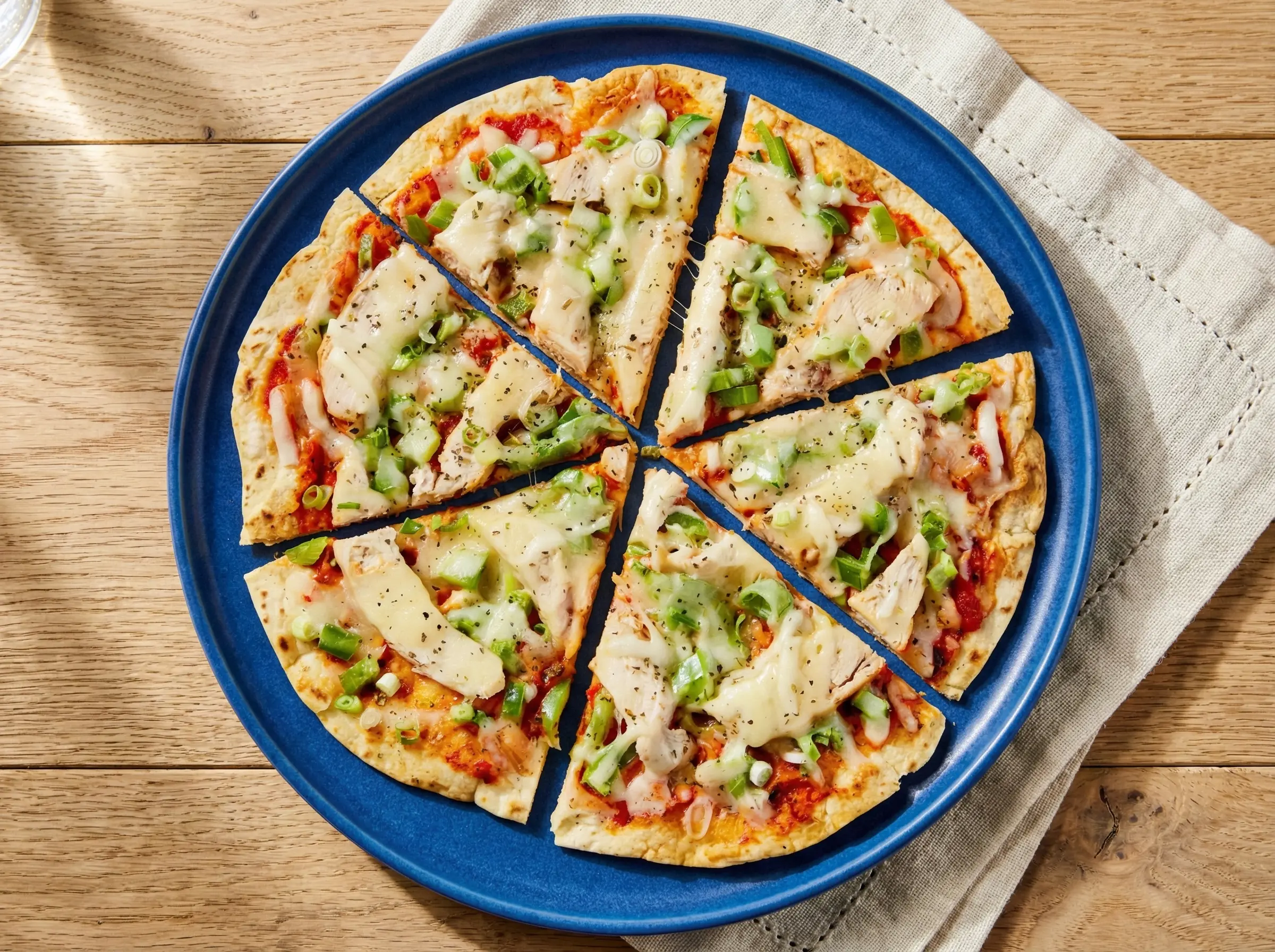 pizza tortilla rapide – poulet, poivron vert & mozzarella