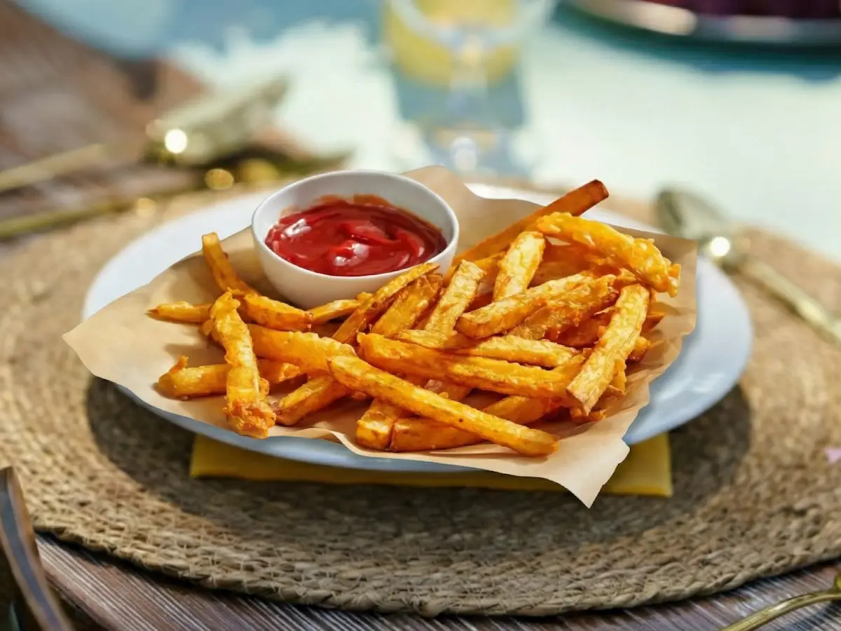 frites croustillantes assaisonnées – bol, papier sulfurisé