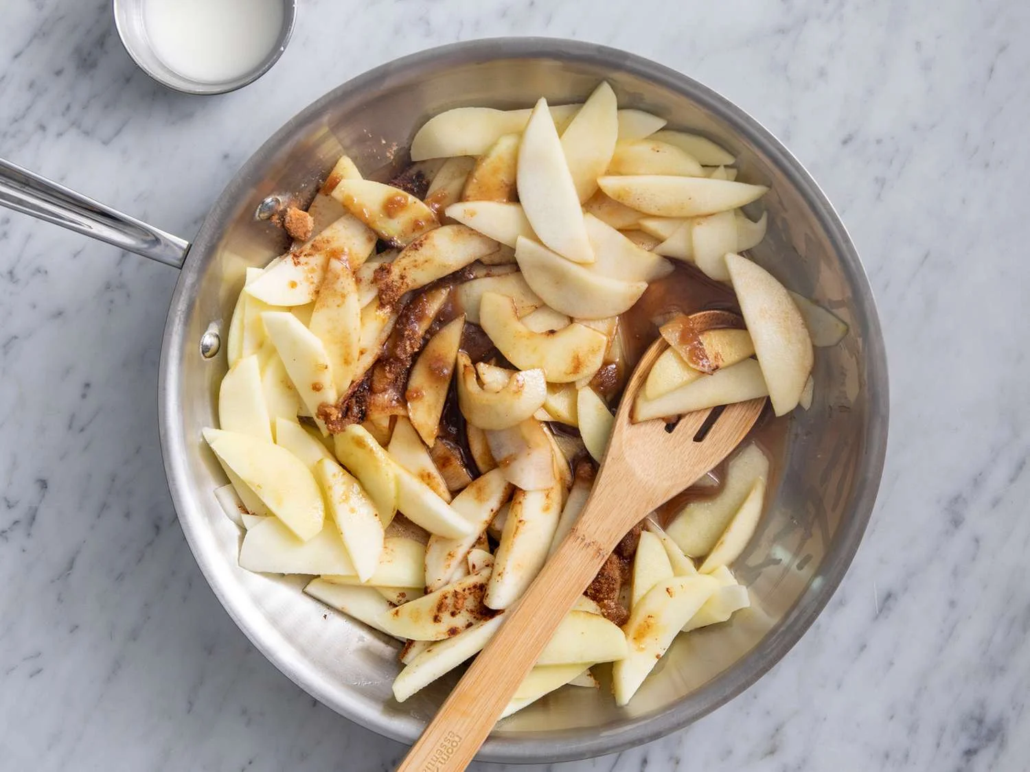 Melt butter in a large skillet over medium heat. Drain water from apples, transfer to skillet, and cook for 2 minutes. Add brown sugar and c